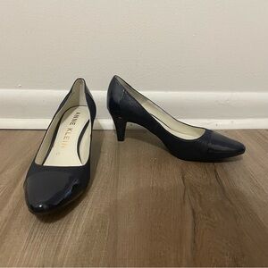 Anne Klein Rheina navy blue patent & fabric pumps